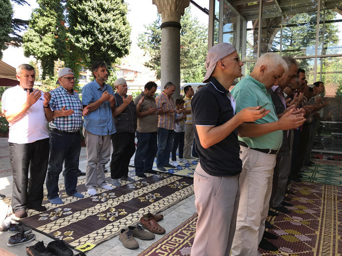 Vatandaşlar üç gündür camiye koşup dua ediyor - Resim: 1
