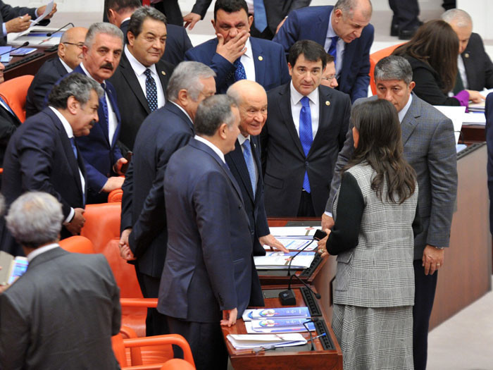 Meclis'te sıcak temas MHP lideri Bahçeli ile HDP'li Buldan... - Resim: 2