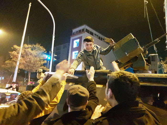 Dünyaya korku salan fotoğraf! Gülerek gidiyorlar... - Resim: 1