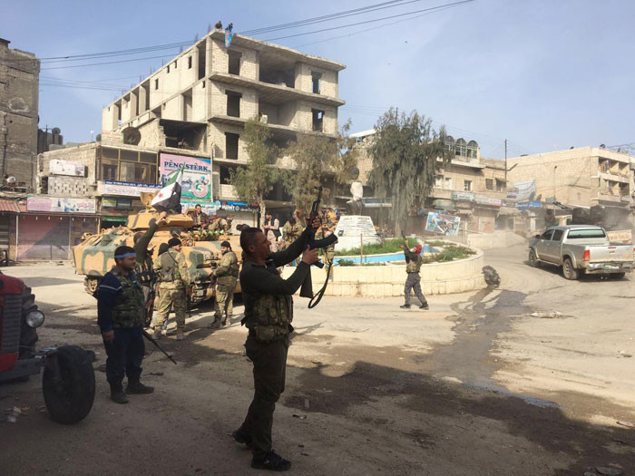 Afrin'de o heykel devrildi! İşte ilçe merkezinden son görüntüler... - Resim: 4