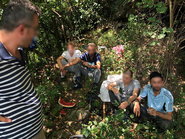 Suçüstü yakalandılar! Yaptıkları şeye bak... - Resim: 1