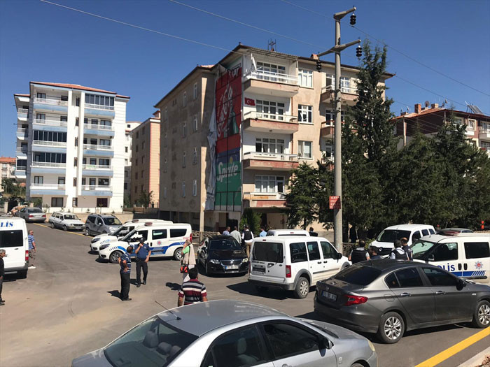 Sıcak saatler! Hırsız evde kadını rehin aldı  - Resim: 1