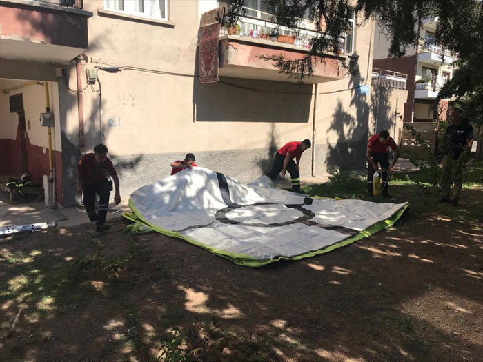 Sıcak saatler! Hırsız evde kadını rehin aldı  - Resim: 4