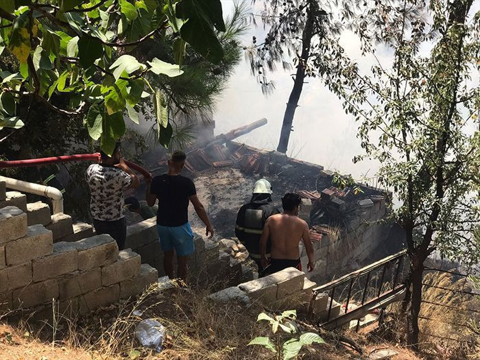 Hatay'da orman yangını çıktı! Yangın bazı evlere sıçradı mahalleler boşaltılıyor - Resim: 1