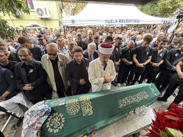 Güllü'nün cenazesinde kızı Tuyan ve eski eşi perişan oldu! Tuyan ölüme tanık olmuştu - Resim: 2