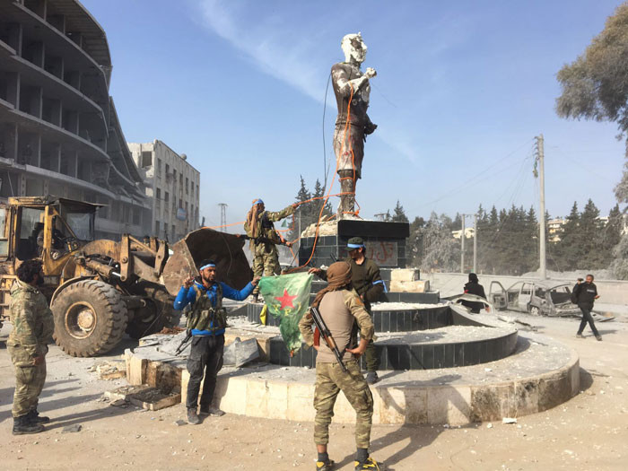 Afrin'de o heykel devrildi! İşte ilçe merkezinden son görüntüler... - Resim: 1