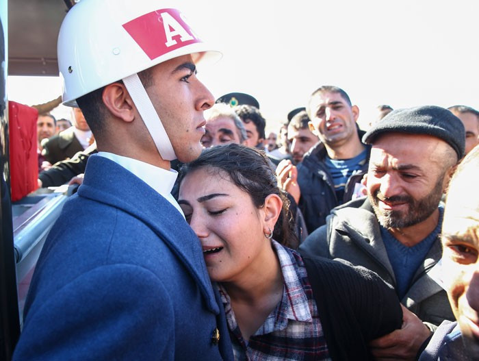 Şehidin cenazesinde yürek yakan anlar! - Resim: 4