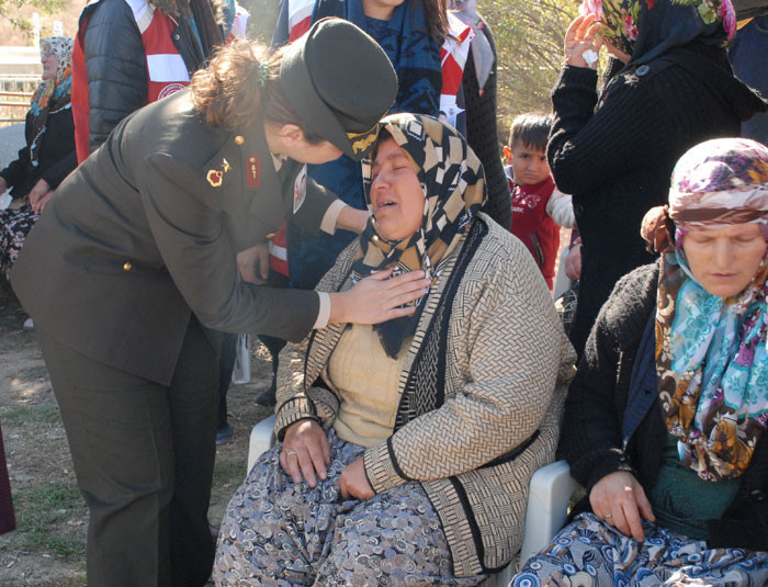 Türkiye şehitlerini uğurluyor! İşte benim aslanım... - Resim: 4