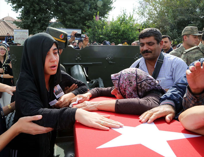 Şehit oğluna yaktığı ağıtlar yürek dağladı! - Resim: 1