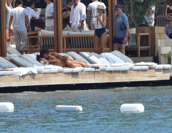 Ünlü çift  kimselere aldırmadı çok fena yakalandı plajın orta yerinde... - Resim: 3