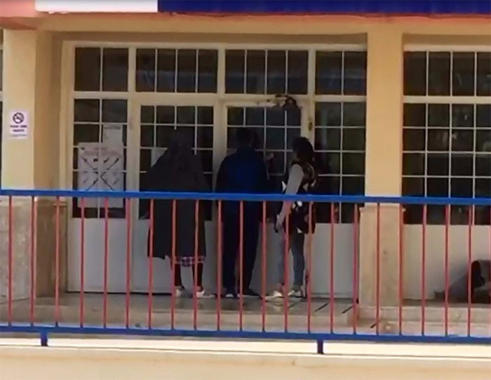 Yine aynı manzara kapıda kalanlar gözyaşlarına boğuldular - Resim: 3