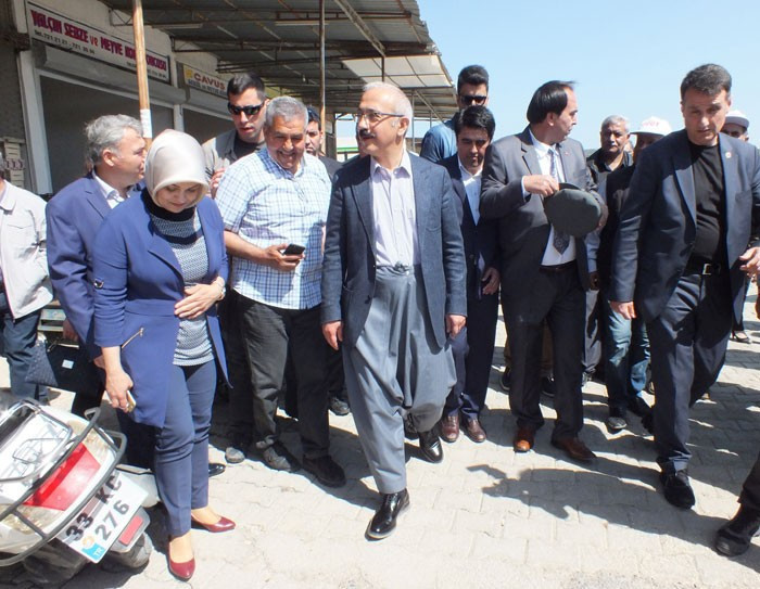 Bakan Elvan şalvar giyip erik paketledi - Resim: 1