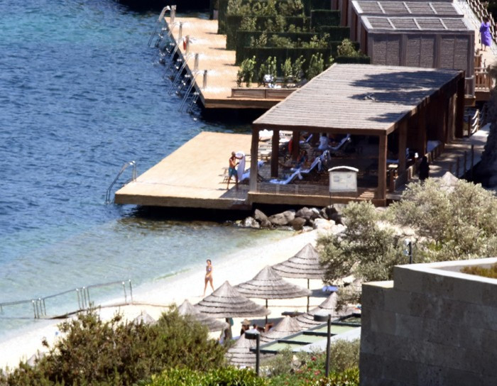 Suudi Prens ailesi ile sahili kapattı üstsüz tur attı - Resim: 2