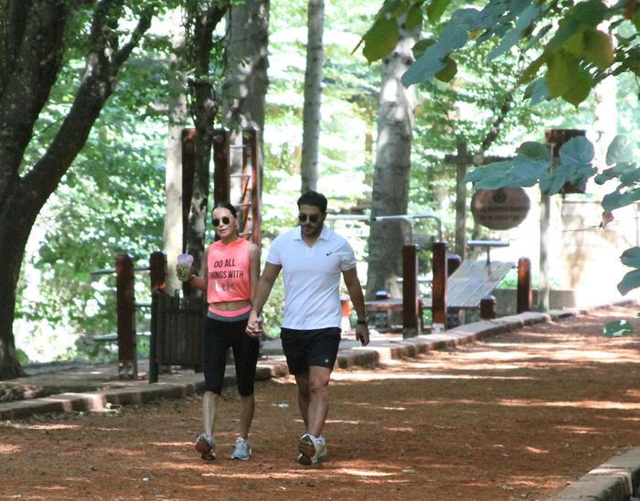 Kameralar önünde öpücüklere boğdu! Ebru Şallı Uğur Akkuş böyle görüldü - Resim: 1