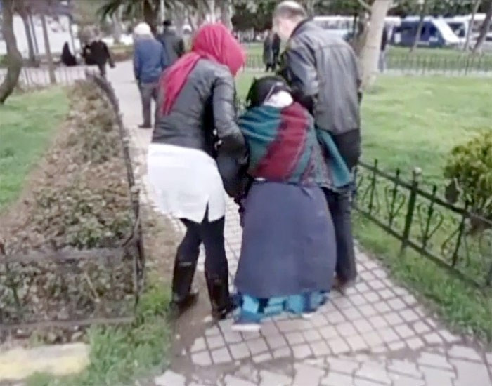 Dilencinin üzerinden çıkan para masaya sığmadı - Resim: 2