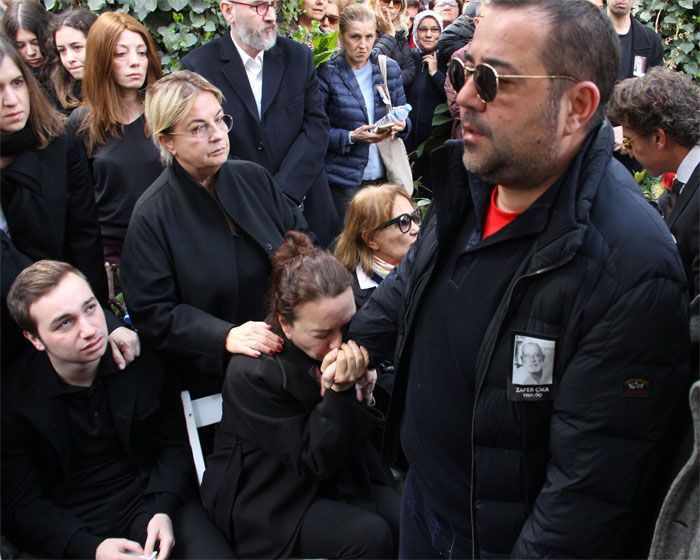 Demet Akbağ eşi Zafer Çika'nın cenazesinde ağlayarak Ata Demirer'in eline sarıldı - Resim: 4
