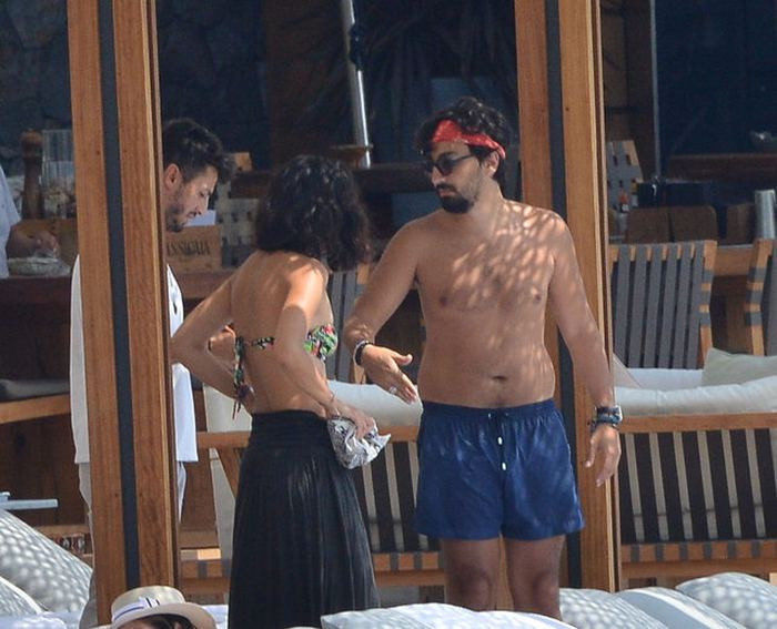 Ünlü çift  kimselere aldırmadı çok fena yakalandı plajın orta yerinde... - Resim: 2