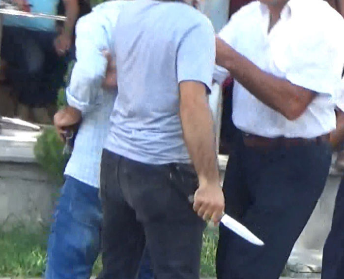 Otopark parası için bıçaklarla terör estirdiler! Canını zor kurtardı - Resim: 1