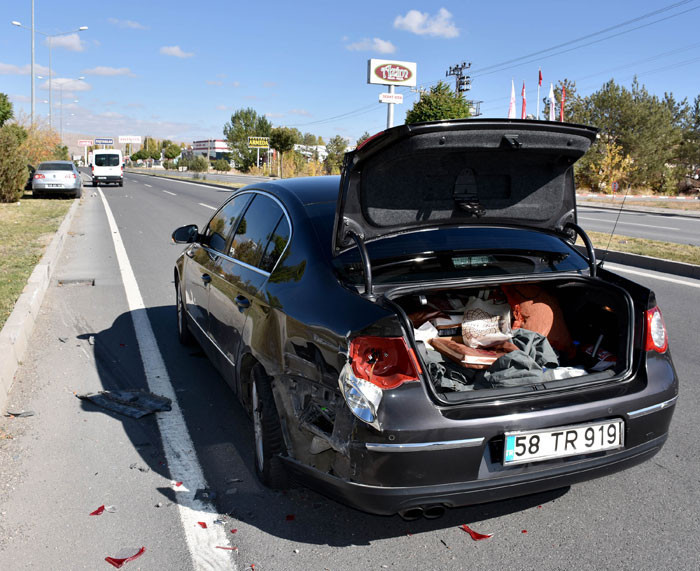 Emniyet müdürü ile milli eğitim müdürünün makam araçları çarpıştı - Resim: 3