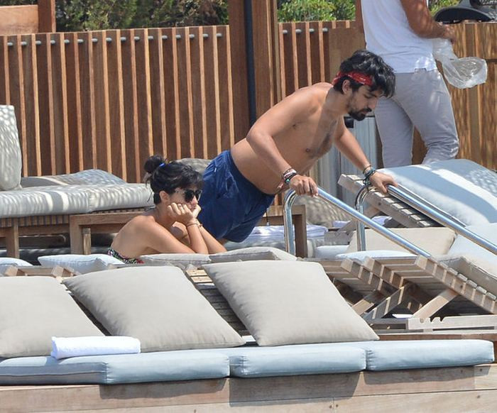 Ünlü çift  kimselere aldırmadı çok fena yakalandı plajın orta yerinde... - Resim: 1