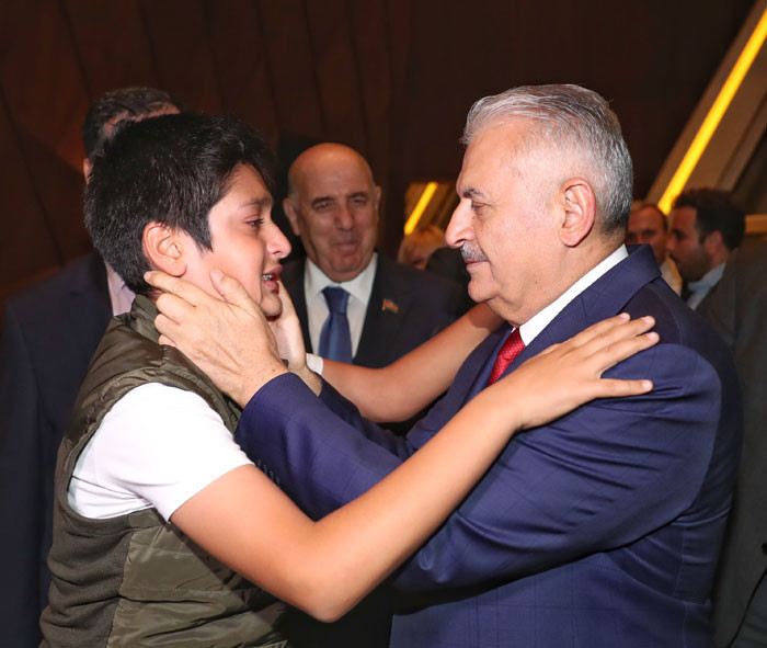 Binali Yıldırım'ı görür görmez ağlamaya başladı! - Resim: 3