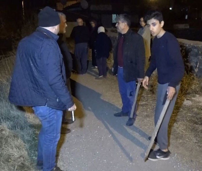  Mahalle sakinleri ellerinde sopalarla hırsız kovaladı  - Resim: 2