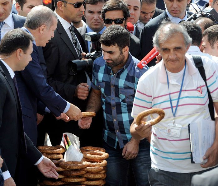 Erdoğan simit dağıttı - Resim: 2
