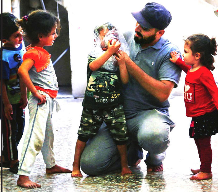 Çocuklar ölümü böyle bekliyor! Karton bardaktan gaz maskesi... - Resim: 1