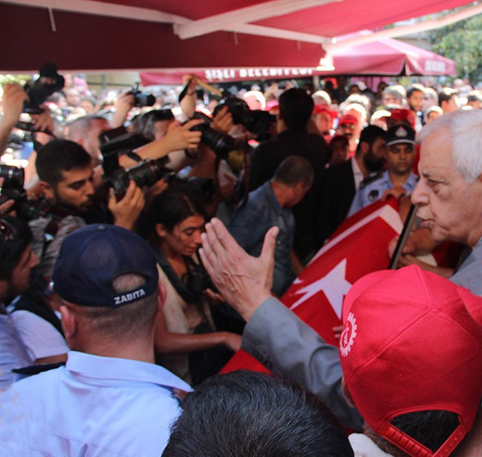 Emel Sayın Tarık Akan'ın tabutunun başında ağladı! - Resim: 4