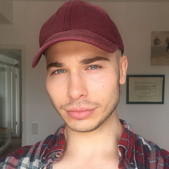 Bu adam istediği kadına dönüşebiliyor! - Resim: 1