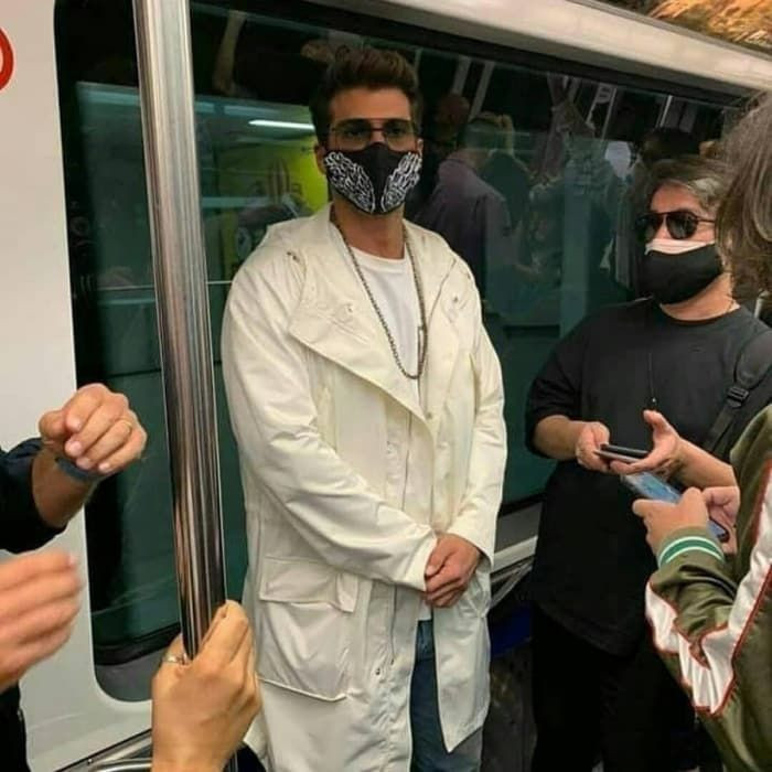 Bay Yanlış yıldızı Can Yaman için pandemi kuralını çiğnediler hayranları oteli bastı - Resim: 3