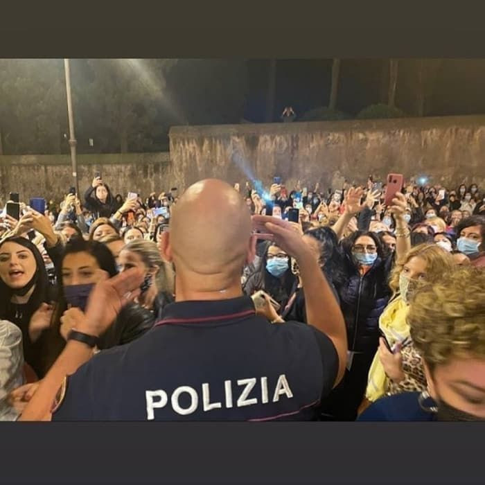 Bay Yanlış yıldızı Can Yaman için pandemi kuralını çiğnediler hayranları oteli bastı - Resim: 2