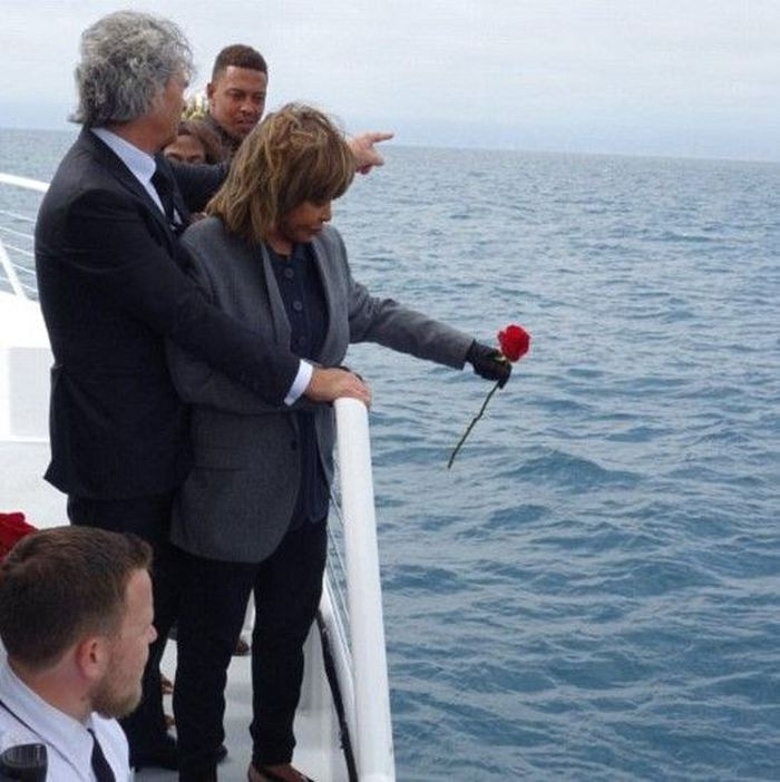 Tina Turner intihar eden oğlunun küllerini denize attı - Resim: 3