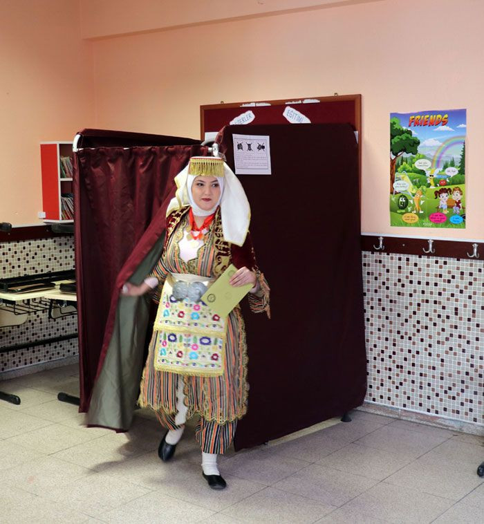 Efe kıyafeti ile oy kullandılar - Resim: 2