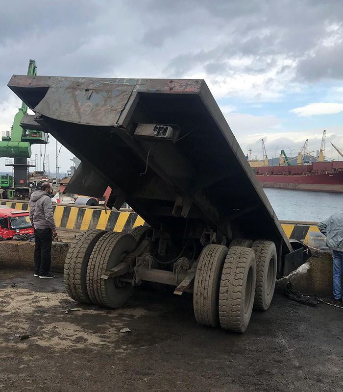 İzmir'de hurda yüklü TIR yoldan çıktı 1 ölü - Resim: 3