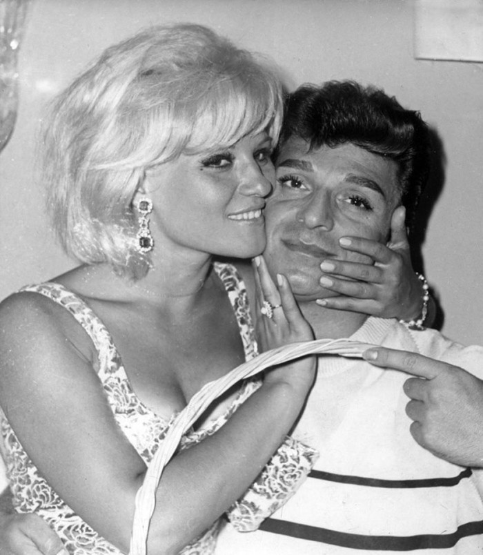 Ünlü sanatçı camide namaza durdu! Hemde üstünde... - Resim: 1