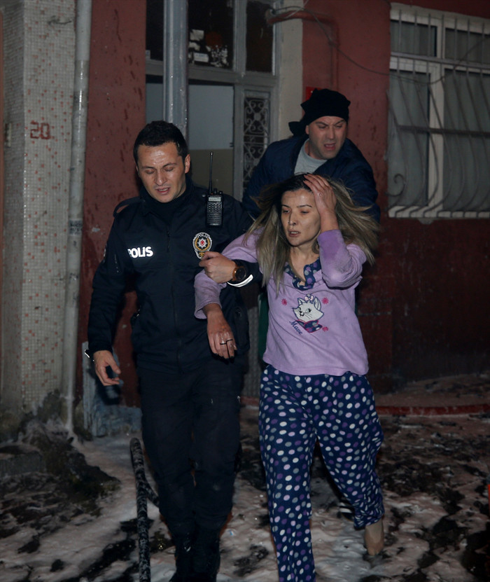 Bayrampaşa'da 4 katlı binada yangın çok sayıda yaralı var - Resim: 2