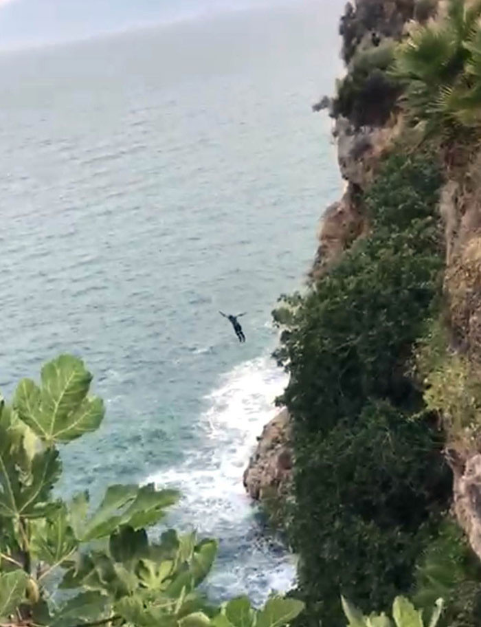 ‘Oğluma iyi bakın’ deyip 35 metreden böyle ölüme atladı  - Resim: 1