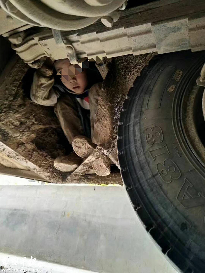 Çocuklar otobüsün altında 80 km gittiler - Resim: 4