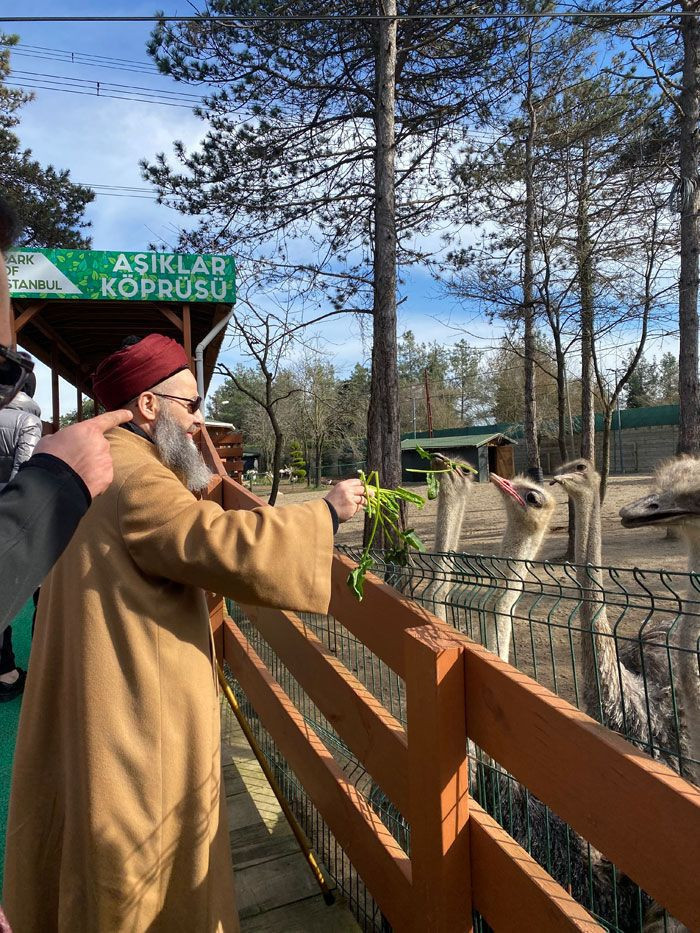Cübbeli Ahmet Hoca'yı hiç böyle görmemiştik! Boz ayıyı elleriyle besledi - Resim: 4