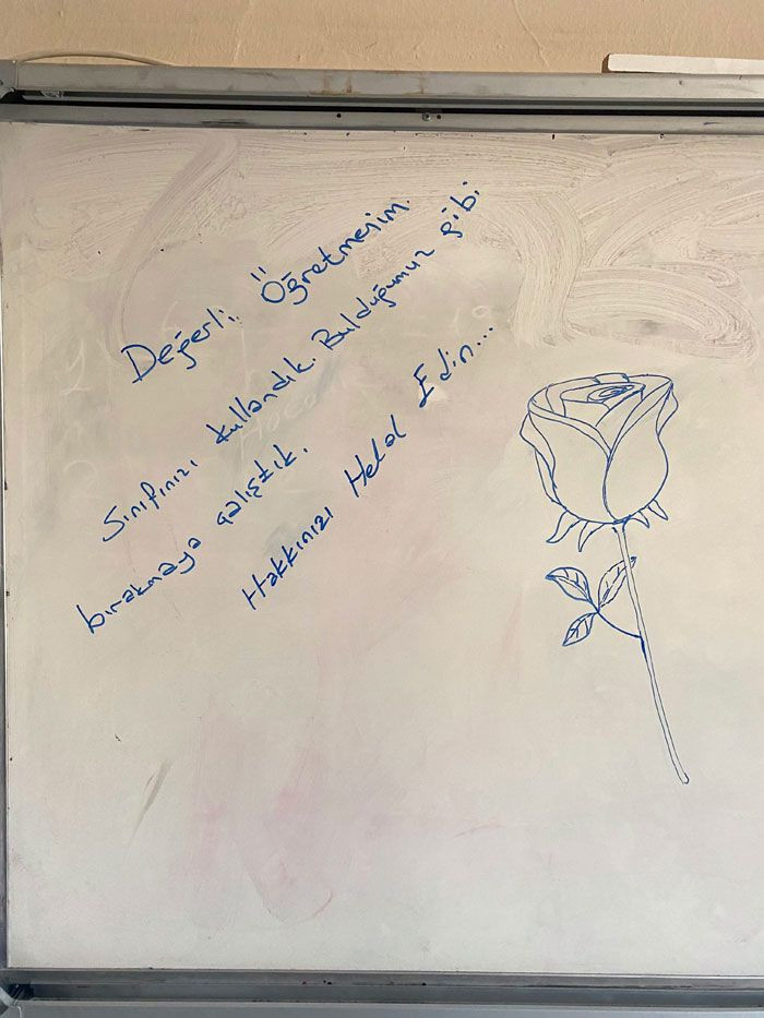 Hatay'da madencilerin konakladıkları sınıfların tahtalarına yazdıkları okuyanları ağlattı - Resim: 2