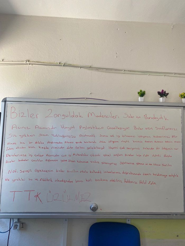 Hatay'da madencilerin konakladıkları sınıfların tahtalarına yazdıkları okuyanları ağlattı - Resim: 3