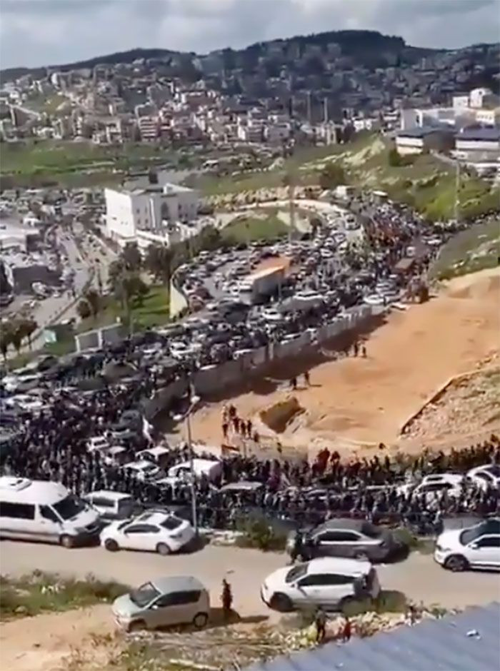 Mescid-i Aksa'da İsrail zulmü! Yüzlerce kişi yaralandı Filistinli kızın gülüşü tarihe geçti - Resim: 1