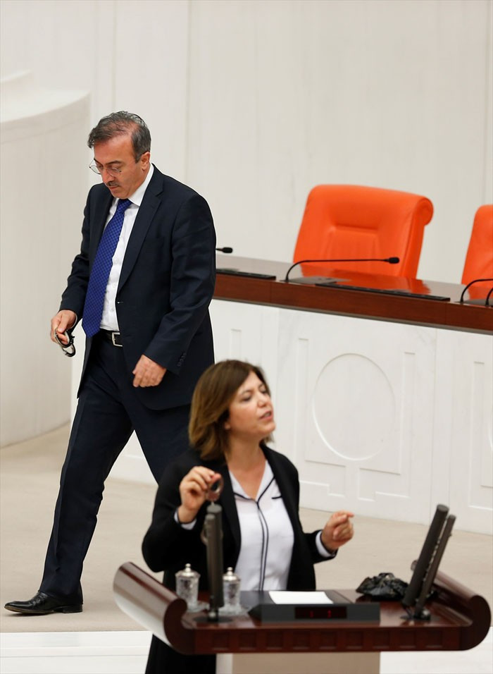 Meclis'te gerginlik! HDP'li vekil bıraktı AK Partili vekil aldı - Resim: 4