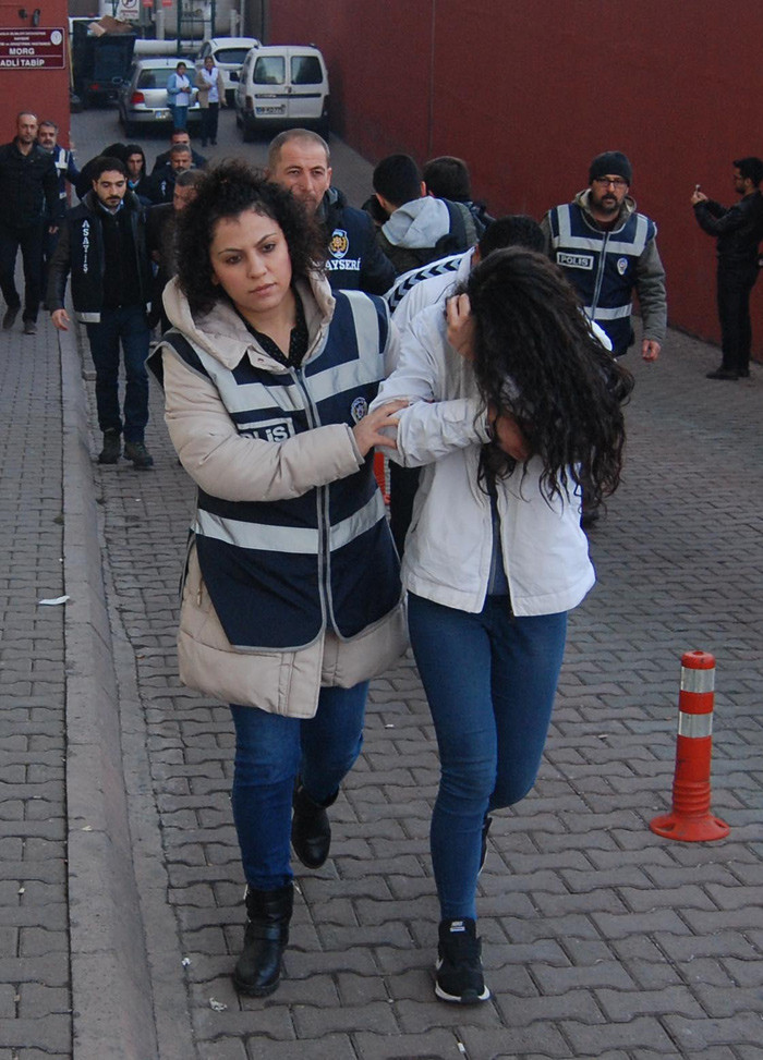 Böylesi görülmedi! Genç kız kendine aşık edip - Resim: 1