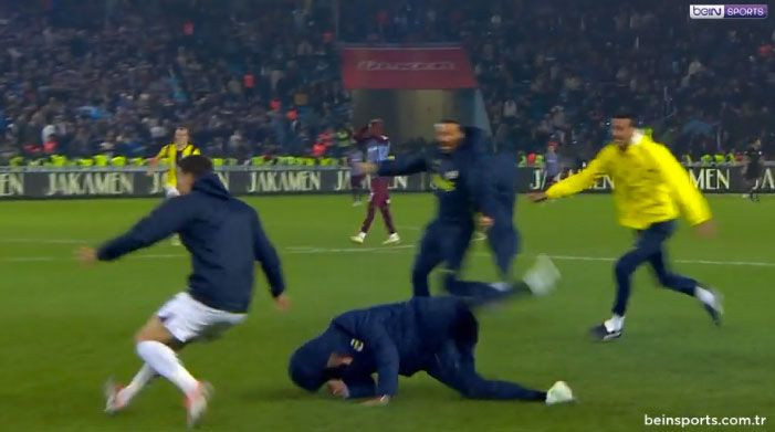 Trabzon'da Mourinho'dan çılgın çevinç gol sonrası kendini kaybetti - Resim: 2