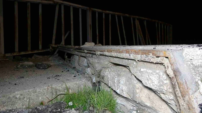 Hatay'da deprem sonrası ortaya çıktı! 10 santimetre çöktü yoldan ayrıldı - Resim: 2