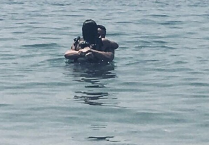 Denizde aşka geldiler! Ünlü çift kamerala böyle yakalandı - Resim: 1