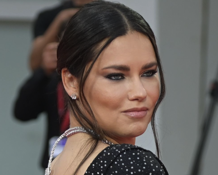 Adriana Lima estetik yaptırdı, kimse onu tanıyamadı! Önceki halinden eser yok - Resim: 1