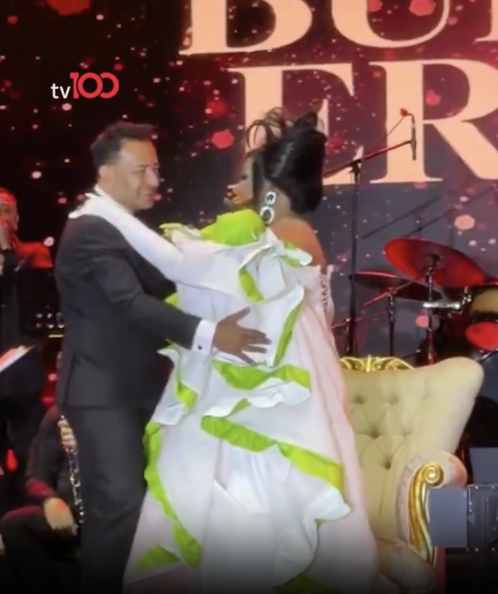 Bülent Ersoy'dan olay dans! Elmalı kostümü dikkat çekti... - Resim: 5